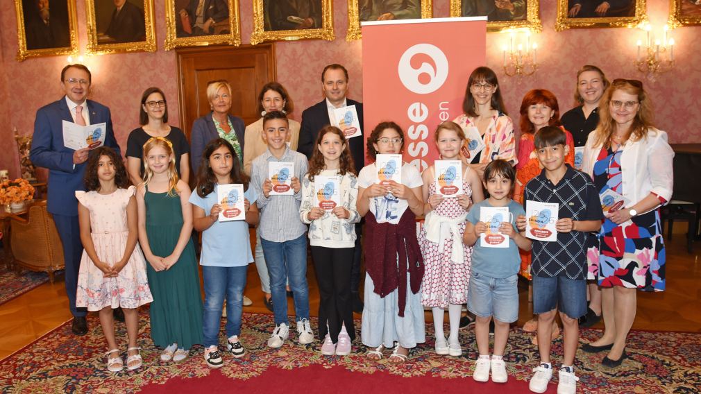 Vera, Leona, Öykü, Imran, Emely, Anita, Flavia,  Angel und Adam besuchten kürzlich Bürgermeister Matthias Stadler. Mit im Gepäck: das Jeunesse-Programm für die Saison 2025/26. (Foto: Josef Vorlaufer)