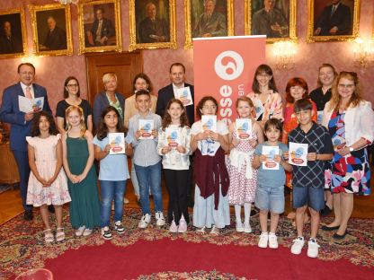 Imran, Emely, Anita, Flavia, Öykü, Vera, Leona, Adam und Angel besuchten kürzlich Bürgermeister Matthias Stadler. Mit im Gepäck: das Jeunesse-Programm für die Saison 2025/26. (Foto: Josef Vorlaufer)