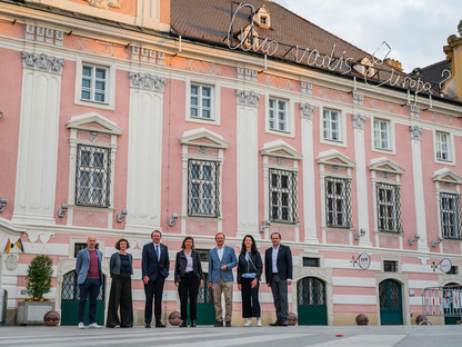 Ein Gruppenfoto vor dem St. Pöltner Rathaus.