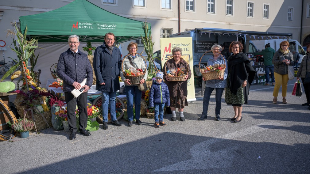 Zum Erntedank wurden Warenkörbe und Gutscheine auf den St. Pöltner Märkten verlost. (Foto: Arman Kalteis)