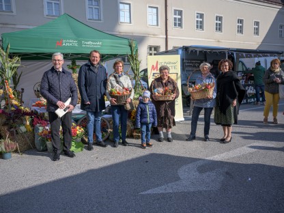 Zum Erntedank wurden Warenkörbe und Gutscheine auf den St. Pöltner Märkten verlost. (Foto: Arman Kalteis)