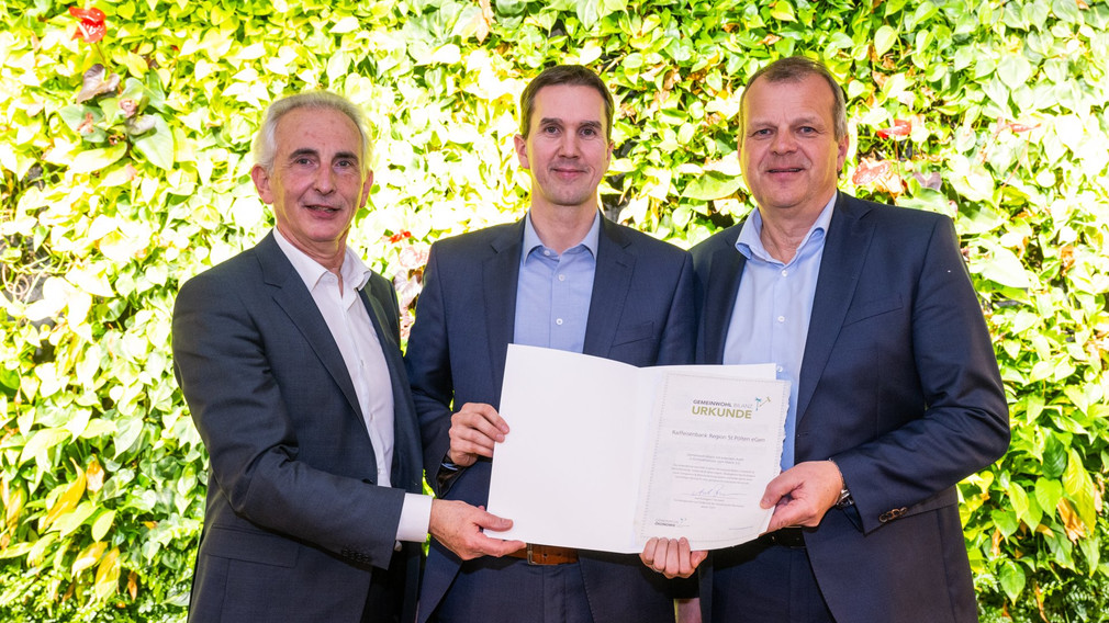 Die Raiffeisenbank Region St. Pölten mit Direktor Gerhard Buchinger, Stefan-Felix Mayerhofer (Projektverantwortlicher GWÖ) und Direktor Thomas Schauer erhielt eine GWÖ-Urkunde