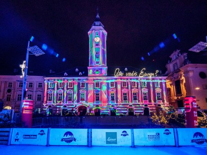 Lichtershow auf der Fassade des St. Pöltner Rathauses. (Foto: Josef Bollwein)