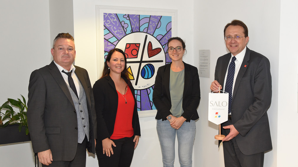 Stephan Dreisbach (Geschäftsführer), Martina Bauer (Niederlassungsleiterin, Sozialarbeiterin und Pädagogin), Alexandra Leopold (Psychologin) und Matthias Stadler vor einem Bild mit dem Logo der Firma SALO. Foto: Josef Vorlaufer