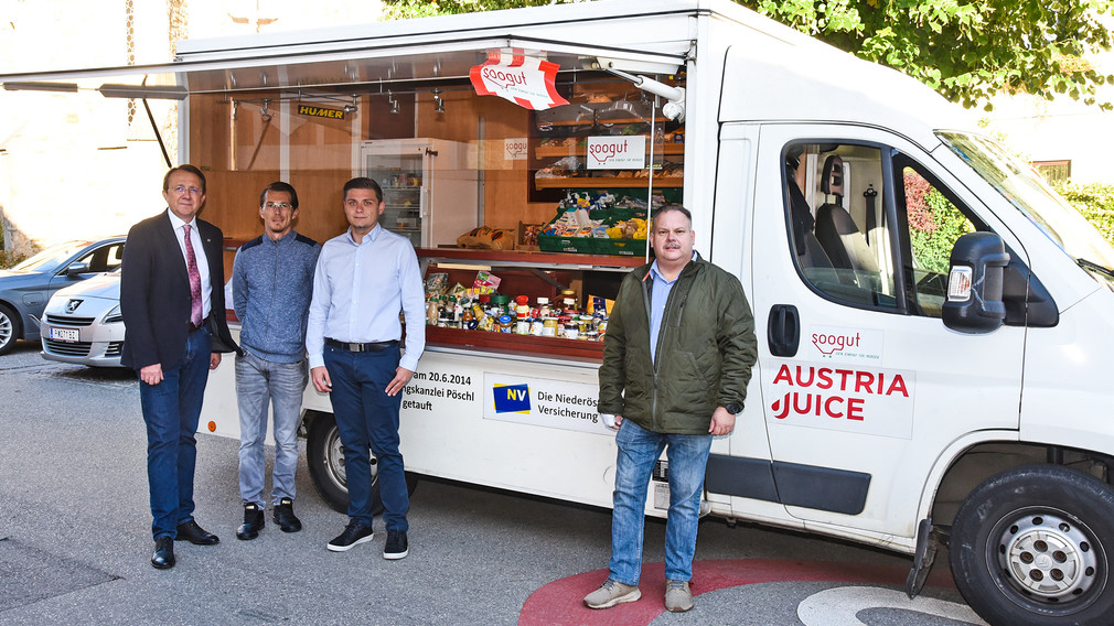 Bürgermeister Stadler und Gemeinderat Jürgen Kremsner bei einem Besuch des mobilen Verkaufsstands des soogut-Sozialmarktes
