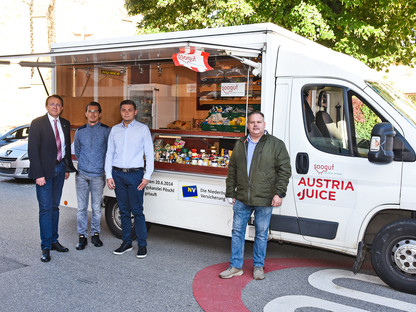 Bürgermeister Stadler und Gemeinderat Jürgen Kremsner bei einem Besuch des mobilen Verkaufsstands des soogut-Sozialmarktes