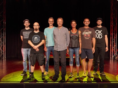 Das Freiraum-Team stehend auf der Bühne. (Foto: Klaus Engelmayer).