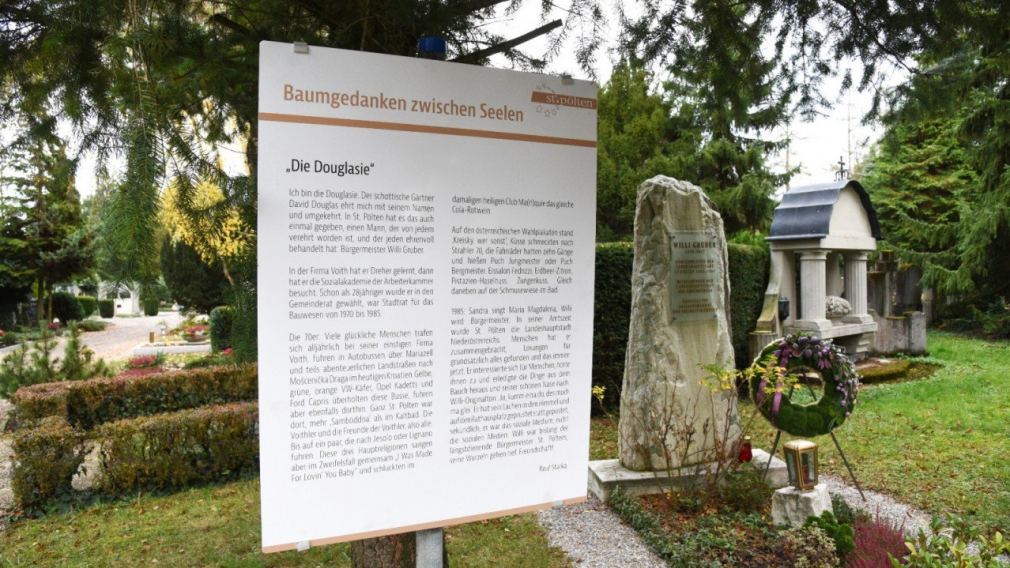 Geschichten zwischen Bäumen zierten den Friedhof.Fotos: Josef Vorlaufer