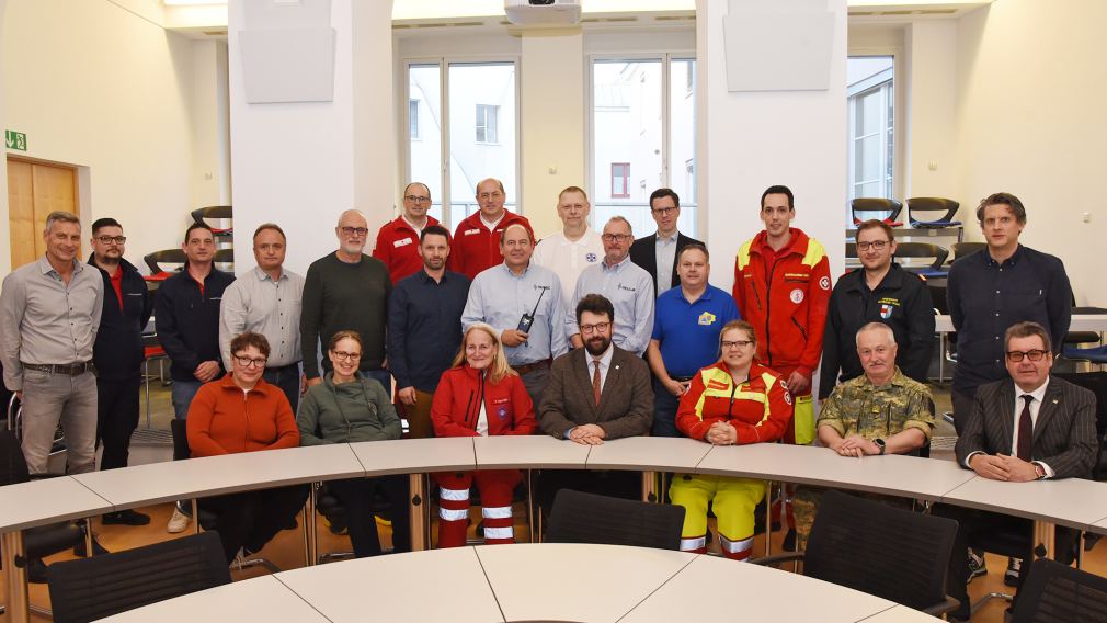 Arbeiter-Samariter-Bund, Rotes Kreuz, Wasserrettung, Polizei, Bundesheer, Feuerwehr, Zivilschutz-Verband und Stadt trafen sich zum Austausch im Rathaus. (Foto: Josef Vorlaufer)