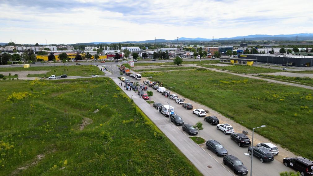 Sammelpunkt Kopal Areal: Mit dieser gemeinsamen Aktion soll Tempo 100 auf A1 und S33 endlich auch im Stadtgebiet von St. Pölten umgesetzt werden (Foto Arman Kalteis).