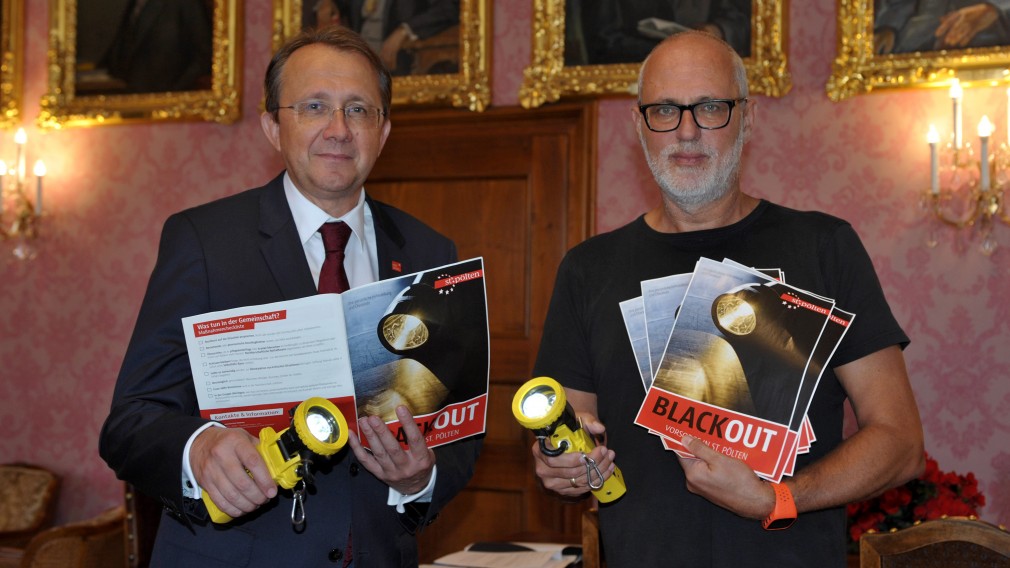 Sicherheitsbeauftragter Peter Puchner übergibt die ersten Blackout Broschüren an Bürgermeister Matthias Stadler. (Foto: Wolfgang Mayer).