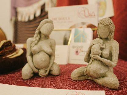 Zwei Statuen von einer Schwangeren und einer Mutter mit Baby. (Foto: Konstantin Mikulitsch)