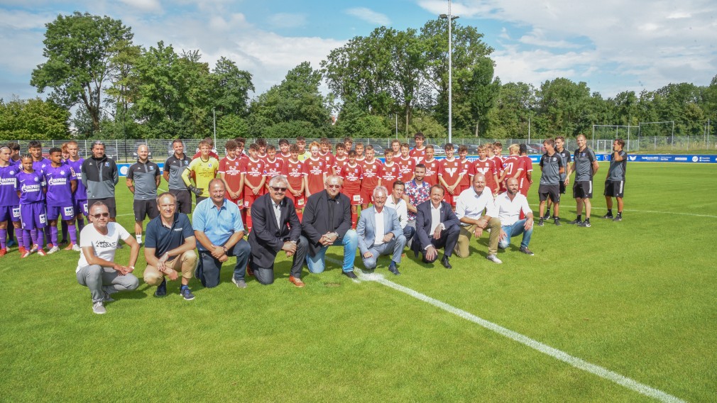 Ein Gruppenfoto bei der offiziellen Eröffnung der Stadtsportanlage.