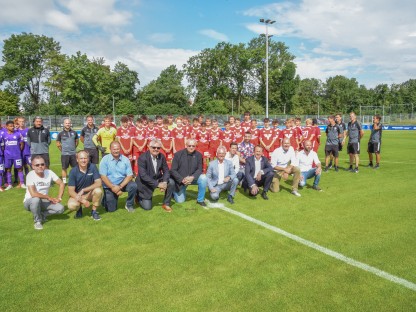 Ein Gruppenfoto bei der offiziellen Eröffnung der Stadtsportanlage.