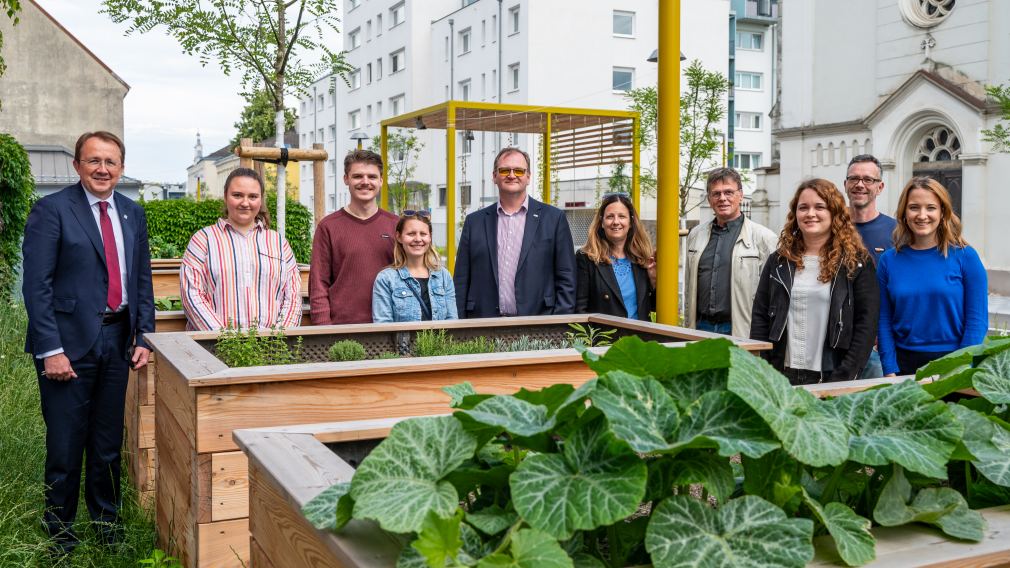 Ein Gruppenfoto der neuen Pat:innen gemeinsam mit Bürgermeister Matthias Stadler bei den neuen Hochbeeten am Promenadenring. (Foto: Christian Krückel) 