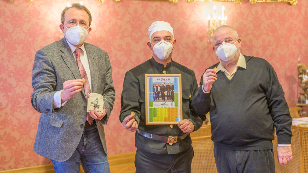 Bürgermeister Matthias Stadler nahm stellvertretend für alle St. PöltnerInnen die Neujahrswünsche von Rauchfangkehrer Jürgen Cech und Dr. Josef Wildburger an. (Foto: Arman Kalteis)