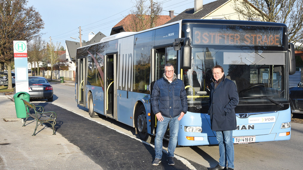 Der städtische LUP-Verantwortliche Mag. Peter Zuser und Bürgermeister Matthias Stadler stehen an der Haltestelle Austraße/Adolf Sedlacek-Gasse, im Hintergrund ein LUP-Bus (Foto: Josef Vorlaufer).