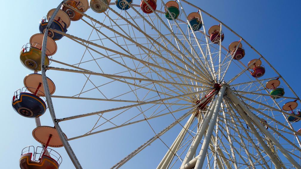 Riesenrad am St. Pöltner Volksfest mit blauem Himmel. (Foto: Christian Krückel)