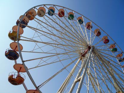 Riesenrad am St. Pöltner Volksfest mit blauem Himmel. (Foto: Christian Krückel)