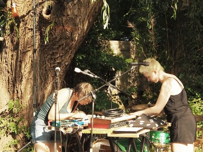 Zwei Frauen unter einem Baum bei  einem Mischpult für Tontechnik. Foto: Benjamin Storck.