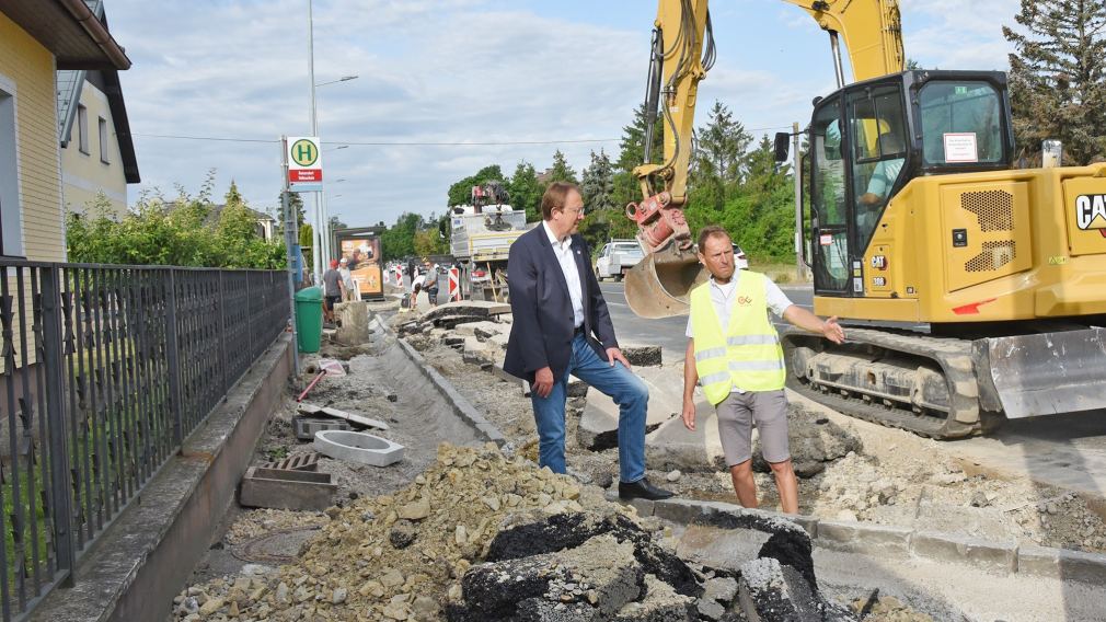 Bürgermeister Matthias Stadler und Martin Petermann (Tiefbau) auf der Baustelle in Ratzersdorf. (Foto: Josef Vorlaufer)
