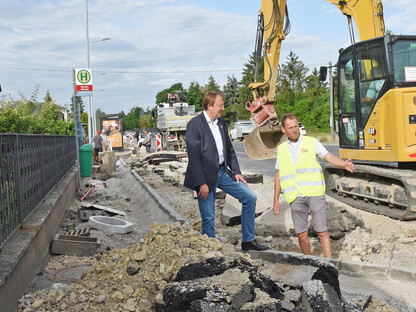Bürgermeister Matthias Stadler und Martin Petermann (Tiefbau) auf der Baustelle in Ratzersdorf. (Foto: Josef Vorlaufer)