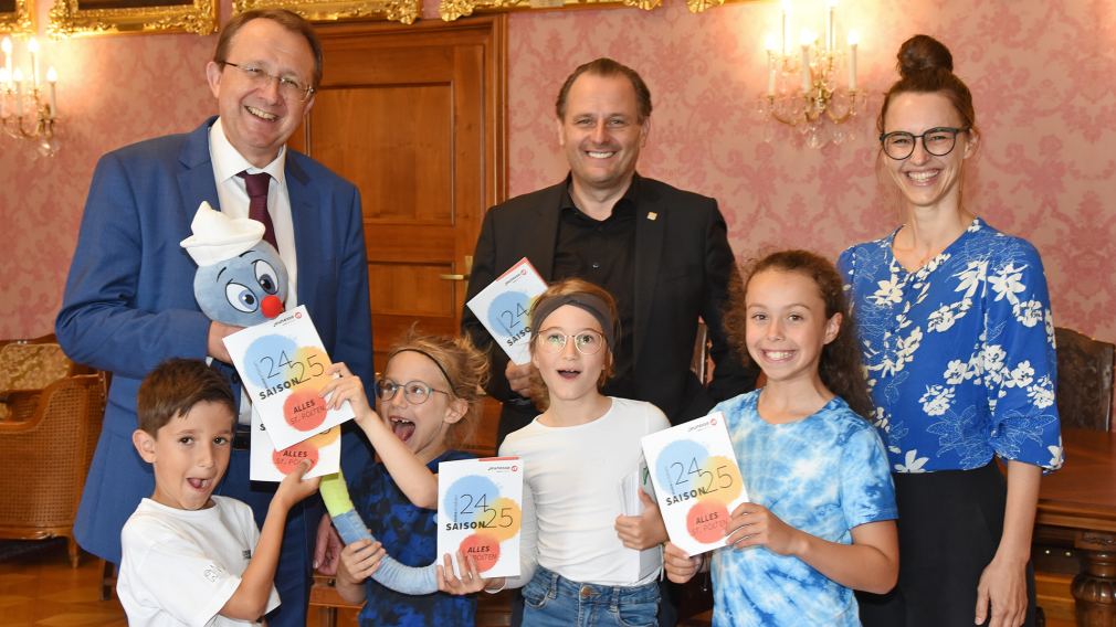 Bürgermeister Matthias Stadler, Leiter des Geschäftsbereichs V/4 Kultur und Bildung Alfred Kellner und Elisabeth Pöcksteiner präsentieren gemeinsam mit vier Kindern das neue Saisonprogramm von Jeunesse. (Foto: Josef Vorlaufer)