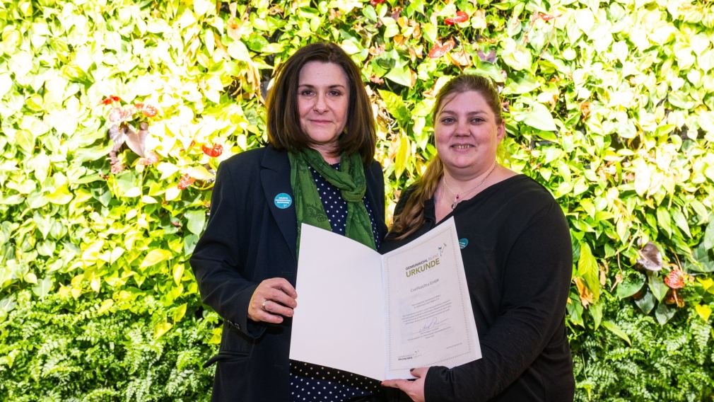 Petra Schwanzer und Julia Zeckel von ConPlusUltra mit der Urkunde.