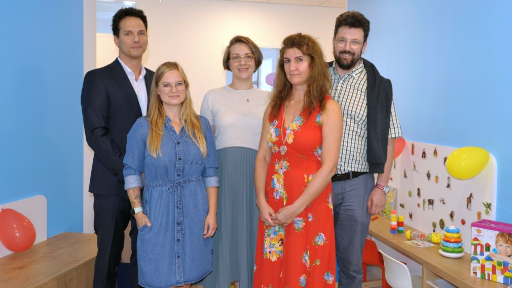 Dr. Johannes Schaffer (li.) mit seinem Team bei der Ordinationseröffnung. Vizebürgermeister Harald Ludwig (re.) durfte bei der Gelegenheit seine Glückwünsche aussprechen.