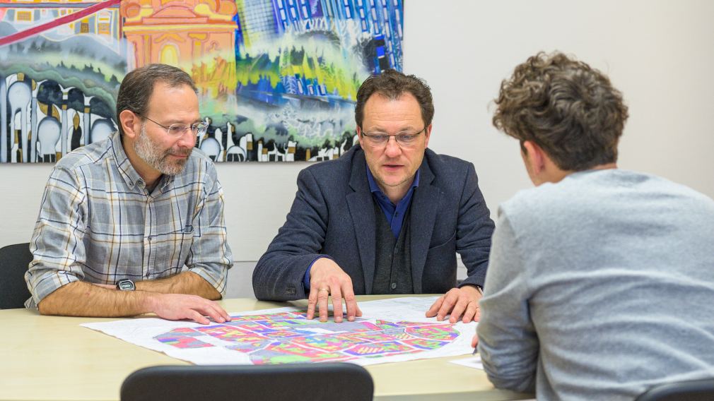 Mag. Martin Köck und DI Jens de Buck zeigen die Vorteile der Zusammenlegung der Teilbebauungspläne auf. (Foto: Arman Kalteis)