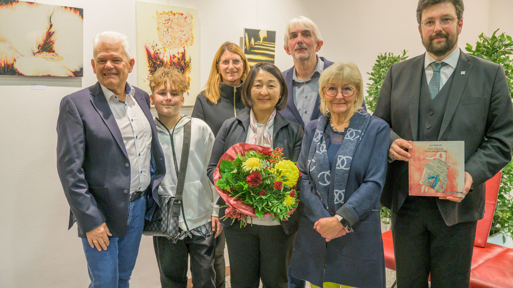 KünstlerInnen, Kulturverwaltung und Vizebürgermeister stehen im Rathaus. Foto: Kalteis