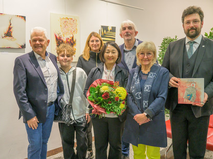 KünstlerInnen, Kulturverwaltung und Vizebürgermeister stehen im Rathaus. Foto: Kalteis