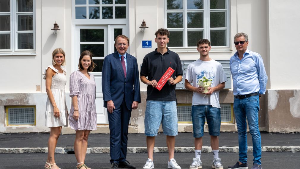 Ein Gruppenfoto der Mitarbeiterinnen der Immobilien St. Pölten GesmbH & Co KG gemeinsam mit Bürgermeister Matthias Stadler, dem Planer der Sanierung Roland Gronister von der gb-Projektmanagement GMBH sowie den neuen Bewohner:innen. (Foto: Gerald Weixelbraun)