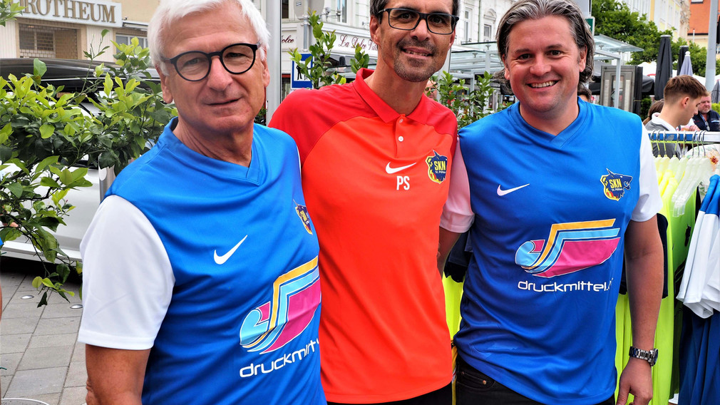 Die gesamte SKN Wolfsfamilie am Rathausplatz bei der Teampräsentation