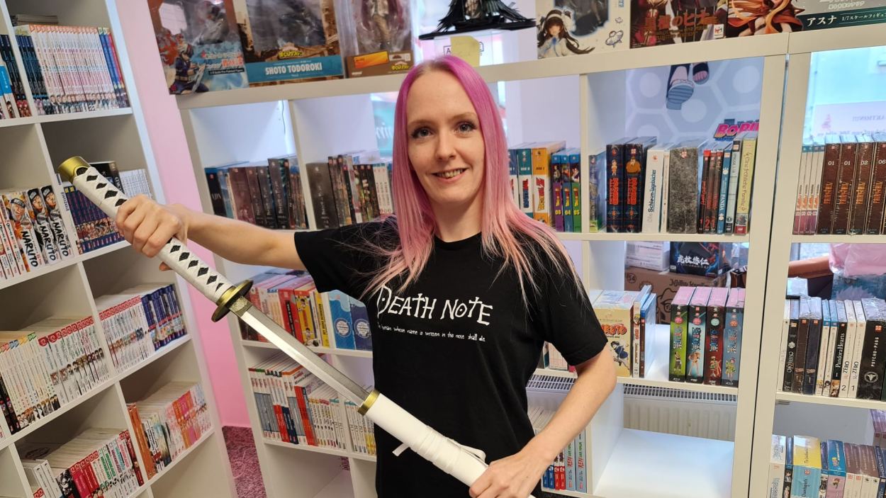 Nicole Kellner mit Anime Schwert in ihrem Niikii's Anime Shop. Foto: Niikii's Anime/z.V.g.