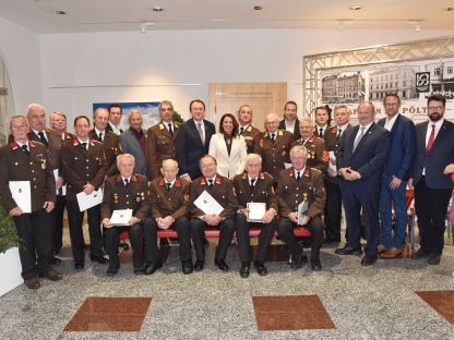 Gruppenfoto der Geehrten für ihre 50-, 60- und 70-jährige Mitgliedschaft und Vertreter:innen von Stadt und Land. (Foto: Josef Vorlaufer) 