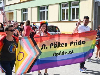 Auf dem Foto sind demonstrierende Personen mit der progressive Pride Flag zu sehen. (Foto: Katharina Schrefl)