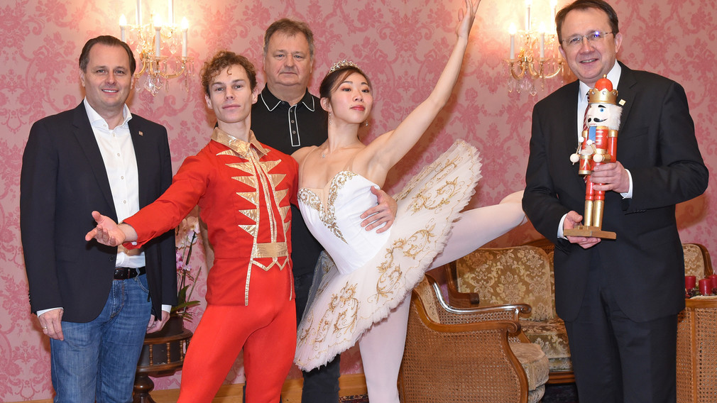 Kulturamtsleiter Alfred Kellner, die TänzerInnen Florient Cador und Nichika Shibata, der Künstlerische Leiter des Europaballetts Michael Fichtenbaum und Bürgermeister Matthias Stadler. (Foto: Josef Vorlaufer)