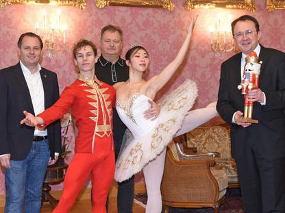 Kulturamtsleiter Alfred Kellner, die TänzerInnen Florient Cador und Nichika Shibata, der Künstlerische Leiter des Europaballetts Michael Fichtenbaum und Bürgermeister Matthias Stadler. (Foto: Josef Vorlaufer)