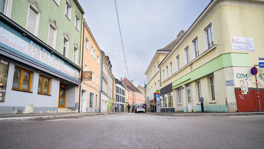 Ab dem Kreuzungsbereich der Linzer Straße mit der Schneckgasse wird die Fußgängerzone beginnen. (Foto: Arman Kalteis)