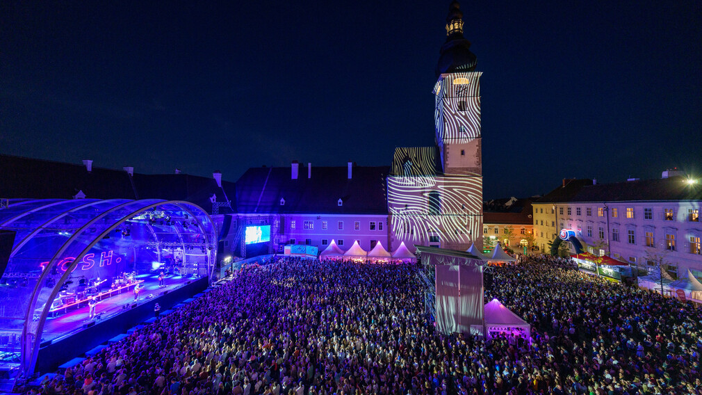 Menschenmenge vom Domplatz (Foto: Josef Bollwein)