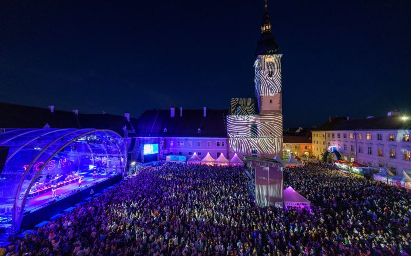 Veranstaltung am Domplatz St. Pölten bei Nacht (Foto: Josef Bollwein)