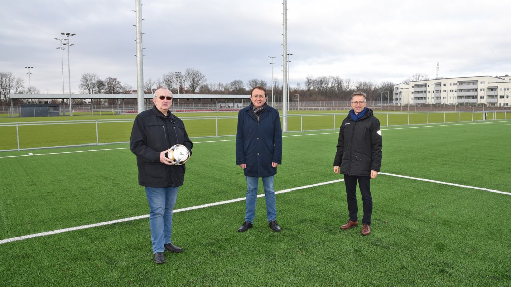 Drei Personen auf einem Fußballfeld. (Foto: Vorlaufer)