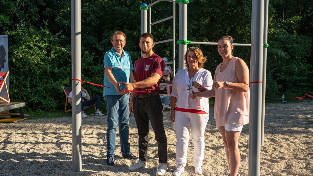 (v. l. n. r.) Bürgermeister Matthias Stadler, der Initiator des Parks Bilal Raizmanov, Arbeiterkammer NÖ Vizepräsidentin Gerda Schilcher und die Vorsitzende des Jugendausschusses Patricia Mathias eröffnen feierlich den Calisthenics Park. (Foto: Arman Behpournia)