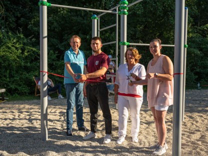 (v. l. n. r.) Bürgermeister Matthias Stadler, der Initiator des Parks Bilal Raizmanov, Arbeiterkammer NÖ Vizepräsidentin Gerda Schilcher und die Vorsitzende des Jugendausschusses Patricia Mathias eröffnen feierlich den Calisthenics Park. (Foto: Arman Behpournia)