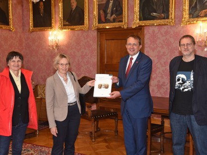 Univ.-Prof. Dr. Claudia Theune und Mag. Sivlia Müller von der Österreichischen Gesellschaft für Mittelalterarchäologie sowie Stadtarchäologe und Mitherausgeber Dr. Ronald Risy übergaben die gesammelten Werke zu „Leben mit dem Tod“ an Bürgermeister Mag. Matthias Stadler. (Foto: Vorlaufer)