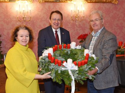 Renate Reuter und Rudolf Leitner von der Evangelischen Pfarrgemeinde A.u.H.B. St. Pölten mit Bürgermeister Matthias Stadler bei der Überreichung des Adventkranzes im Rathaus. (Foto: Josef Vorlaufer)