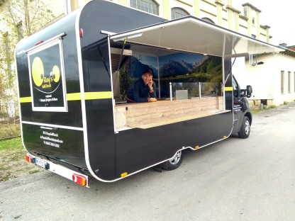 Foodtruck grillt bei der Glanzstoff