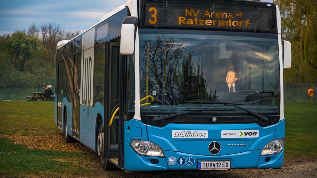 Bürgermeister Matthias Stadler sitzt am Stauer eines LUP-Buses. (Foto: Arman Kalteis)