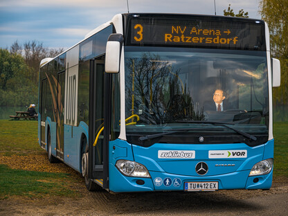 Bürgermeister Matthias Stadler sitzt am Stauer eines LUP-Buses. (Foto: Arman Kalteis)